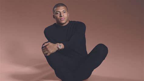 Sự kiện Kiss Kiss Bang Bang của Kylian Mbappé: Cuộc Gặp Gỡ Fan Thú Ví & Một Mái Tóc Bất Ngờ!